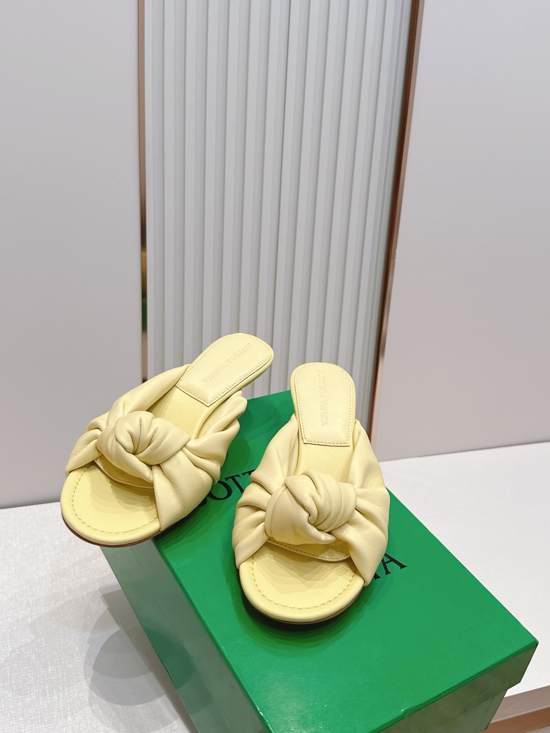 BV Cherry Flat Mule 中跟 舒适羊皮 打结🪢 拖鞋系列   小中跟设计 柔软舒适 内置