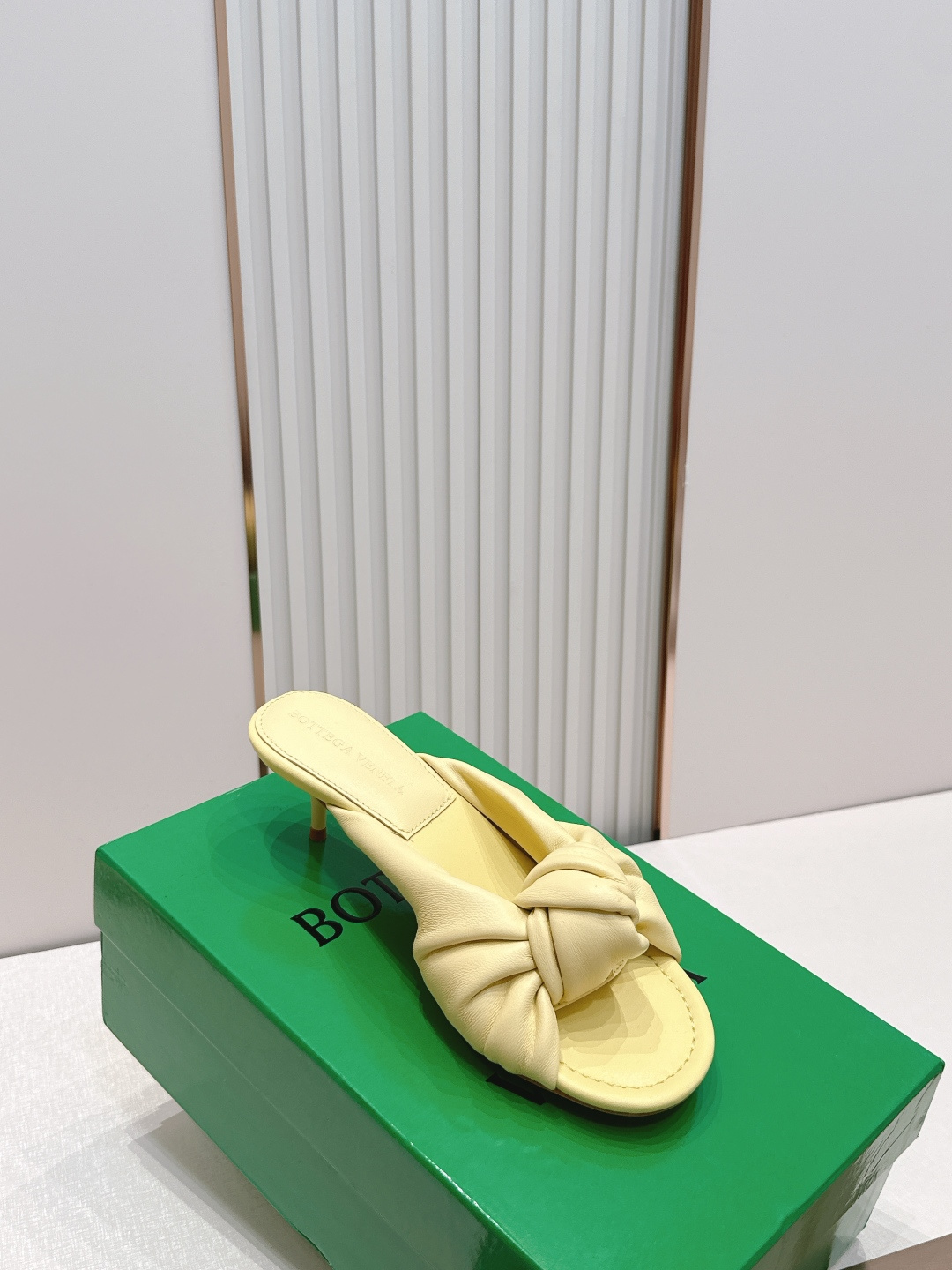 BV Cherry Flat Mule 中跟 舒适羊皮 打结🪢 拖鞋系列   小中跟设计 柔软舒适 内置