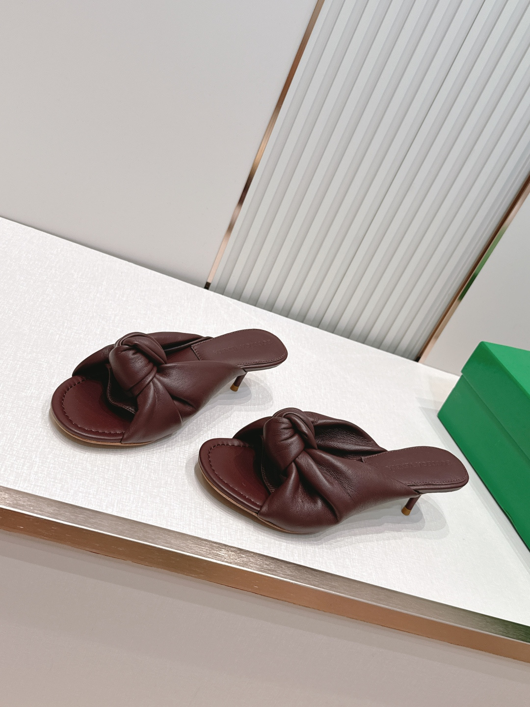 BV Cherry Flat Mule 中跟 舒适羊皮 打结🪢 拖鞋系列   小中跟设计 柔软舒适 内置