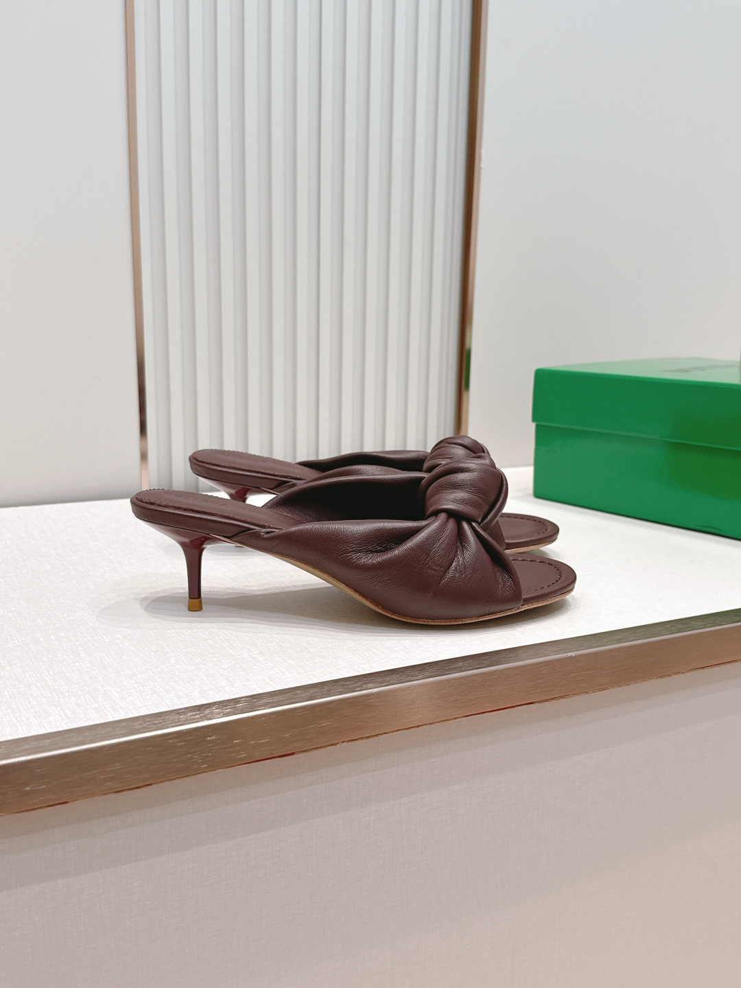BV Cherry Flat Mule 中跟 舒适羊皮 打结🪢 拖鞋系列   小中跟设计 柔软舒适 内置