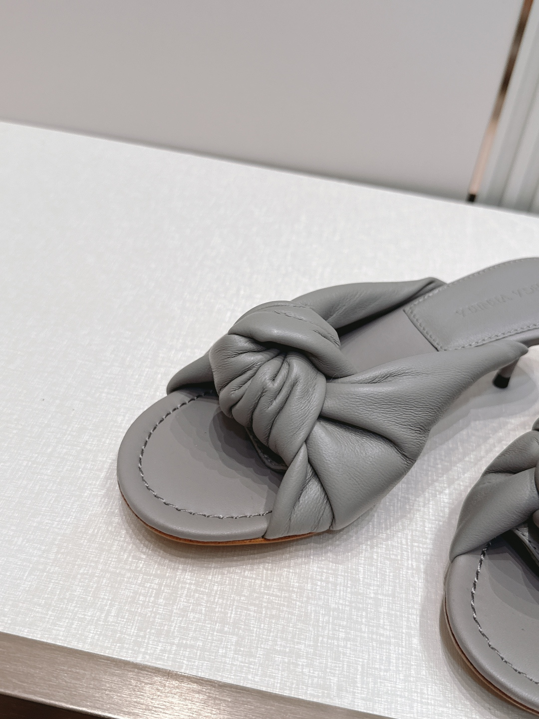 BV Cherry Flat Mule 中跟 舒适羊皮 打结🪢 拖鞋系列   小中跟设计 柔软舒适 内置