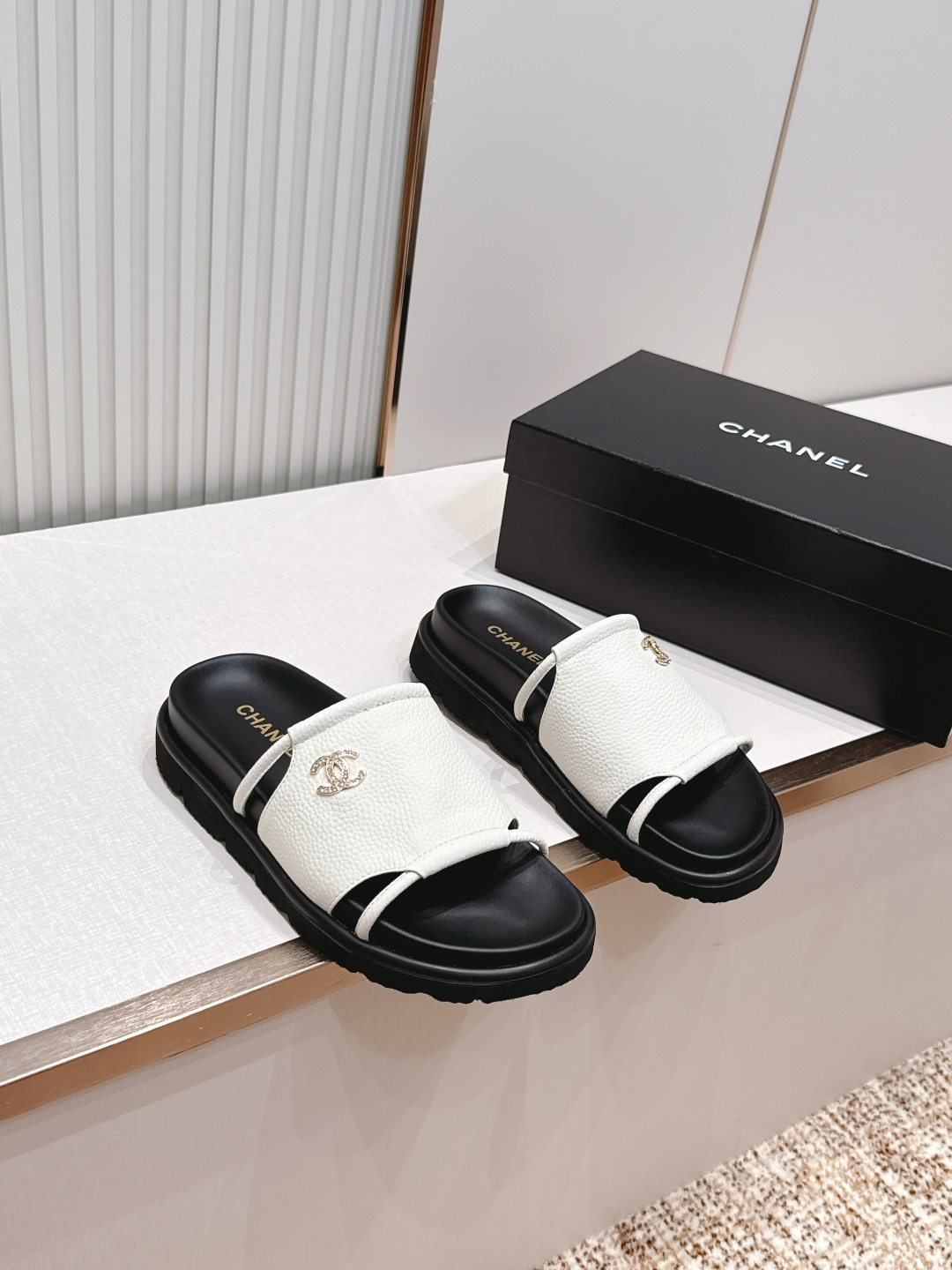 Chanel 香奈儿 26s新款 平底 一字拖 双c标志 凉拖鞋简约大方，优质皮革+双C金属Logo，品
