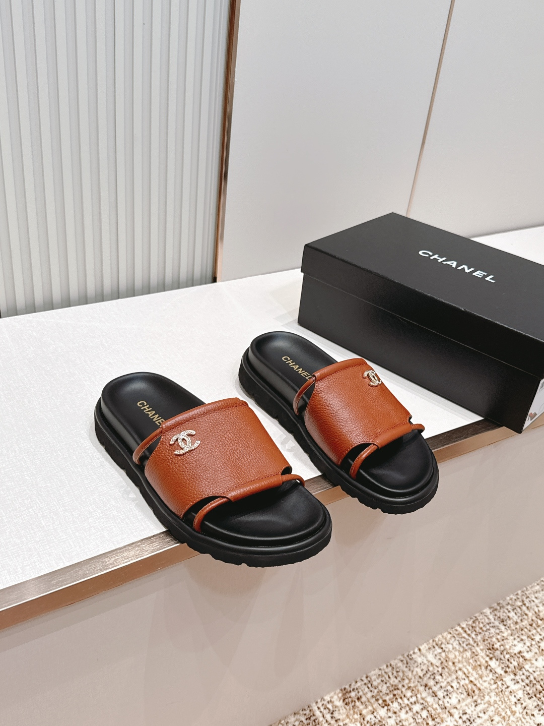 Chanel 香奈儿 26s新款 平底 一字拖 双c标志 凉拖鞋简约大方，优质皮革+双C金属Logo，品