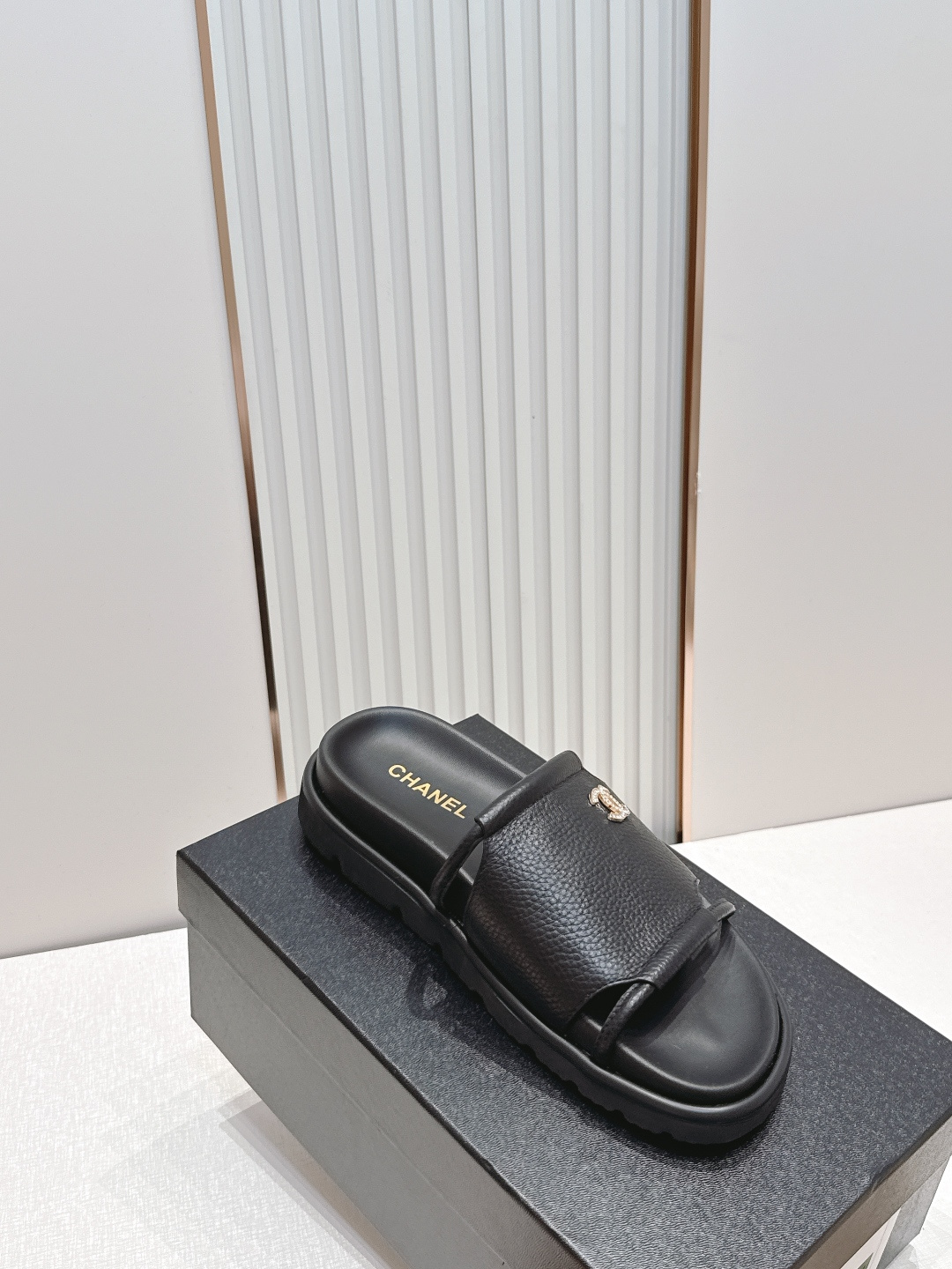 Chanel 香奈儿 26s新款 平底 一字拖 双c标志 凉拖鞋简约大方,优质皮革+双C金属Logo,品 Chanel 香奈儿 26s新款 平底 一字拖 双c标志 凉拖鞋简约大方,优质皮革+双C金属Logo,品
