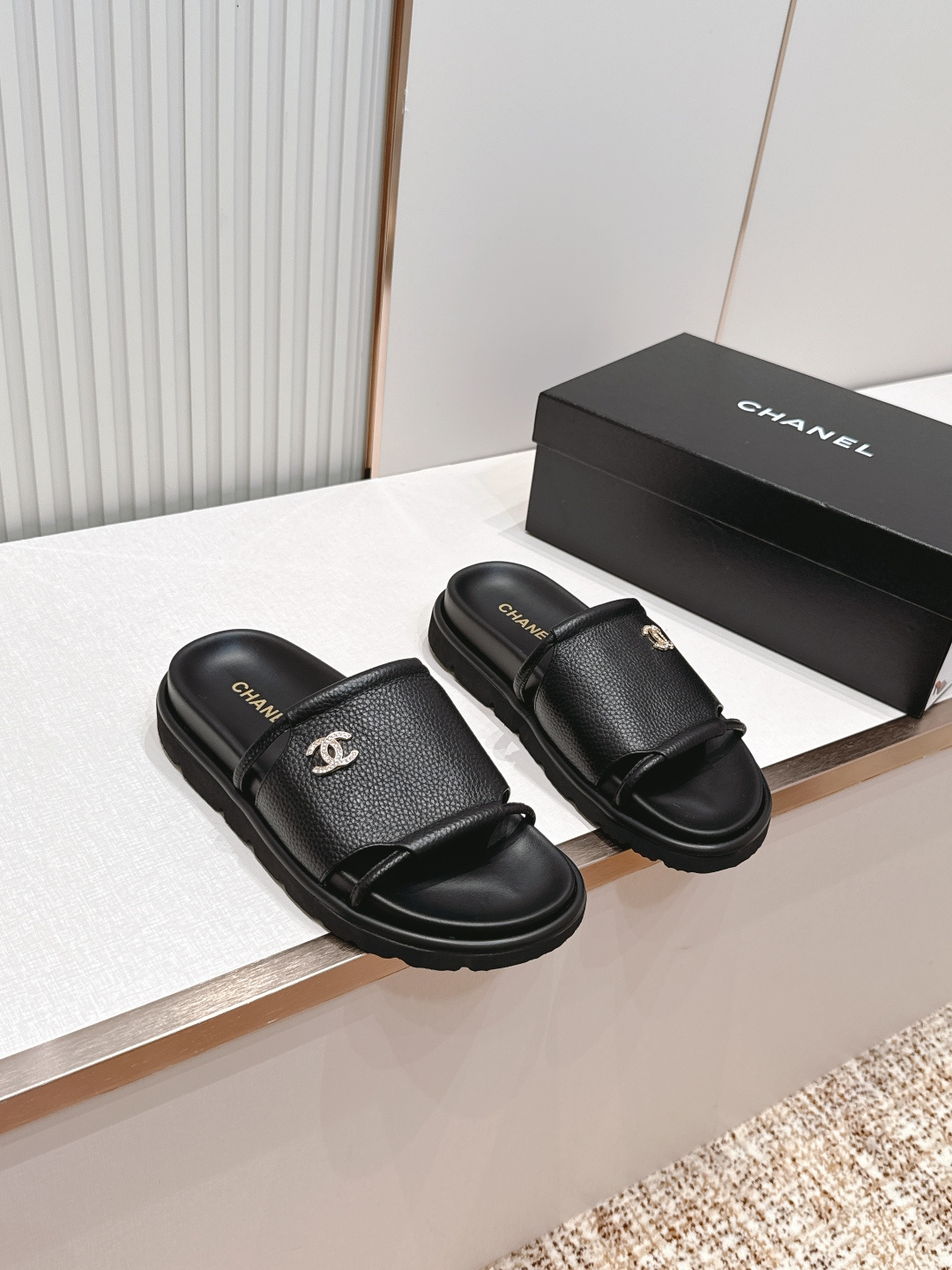 Chanel 香奈儿 26s新款 平底 一字拖 双c标志 凉拖鞋简约大方，优质皮革+双C金属Logo，品