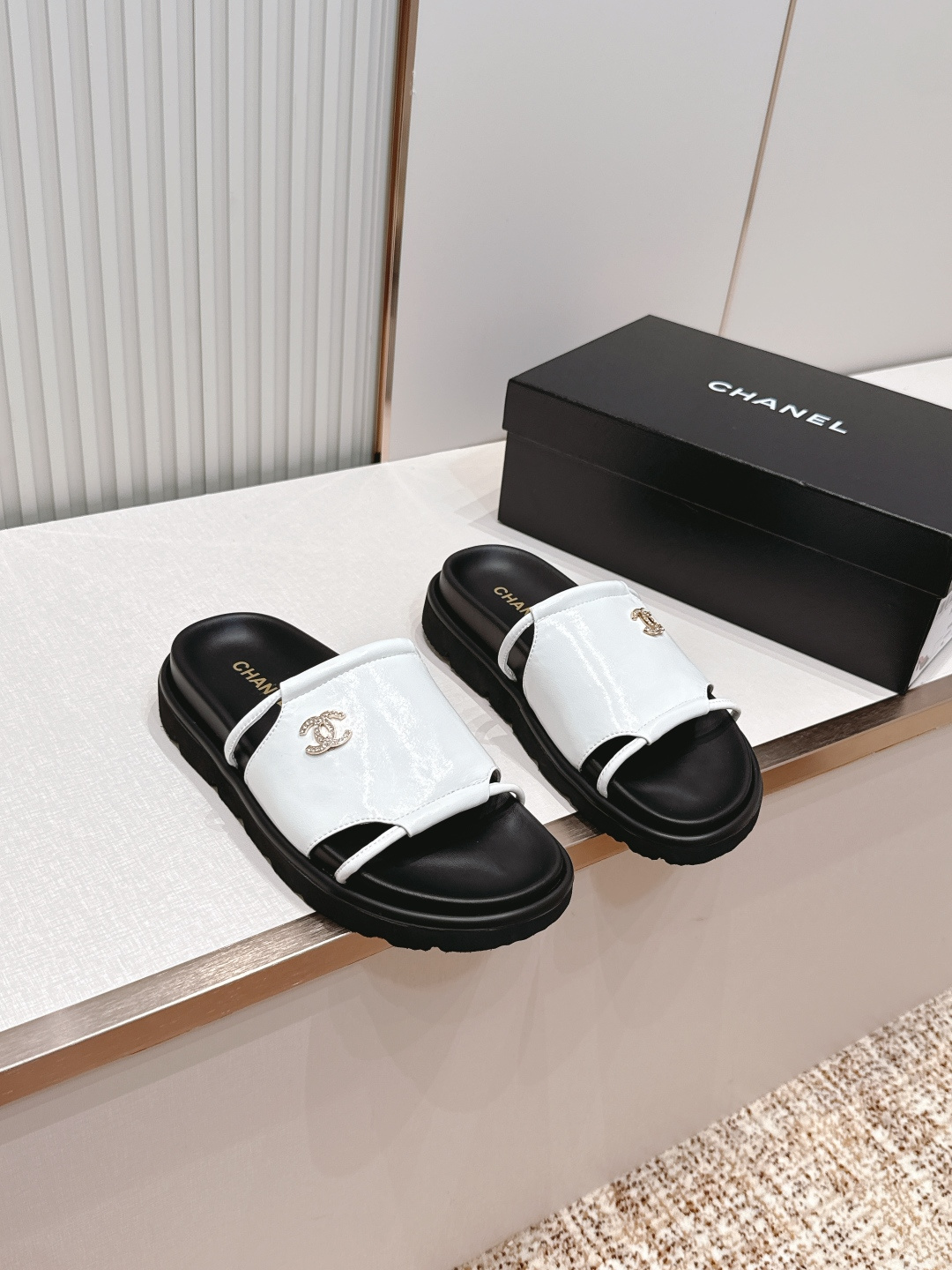 Chanel 香奈儿 26s新款 平底 一字拖 双c标志 凉拖鞋简约大方，优质皮革+双C金属Logo，品