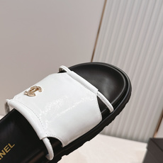 Chanel 香奈儿 26s新款 平底 一字拖 双c标志 凉拖鞋简约大方,优质皮革+双C金属Logo,品 Chanel 香奈儿 26s新款 平底 一字拖 双c标志 凉拖鞋简约大方,优质皮革+双C金属Logo,品