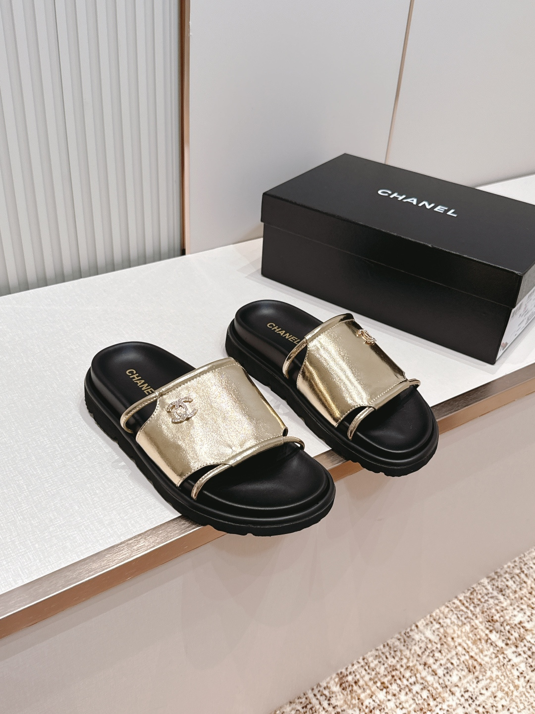 Chanel 香奈儿 26s新款 平底 一字拖 双c标志 凉拖鞋简约大方，优质皮革+双C金属Logo，品