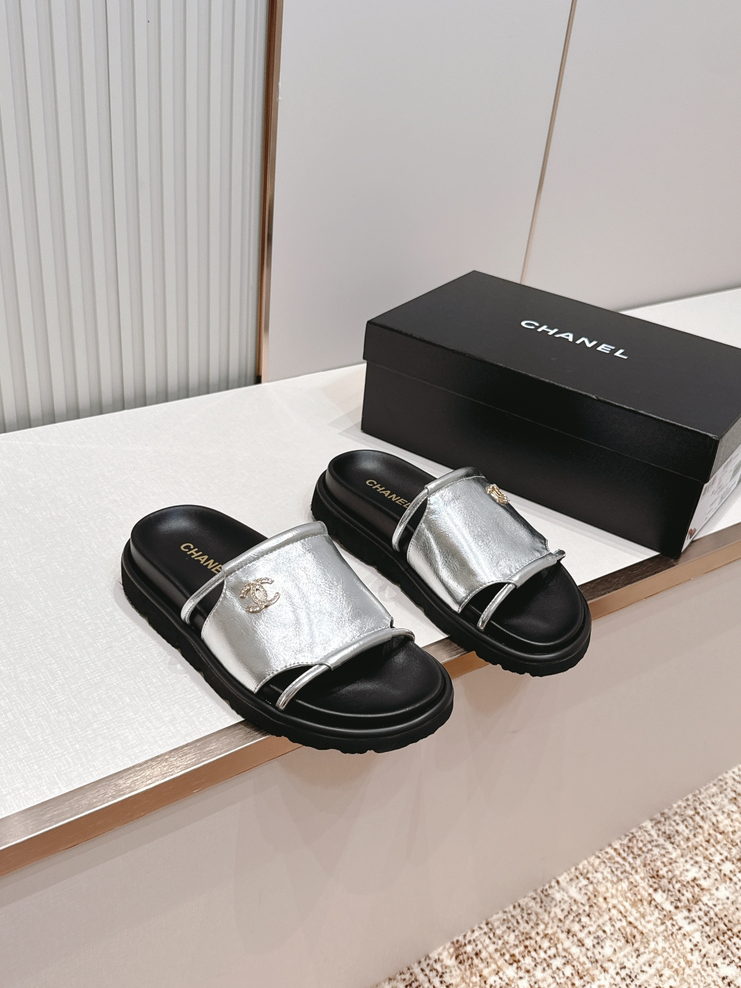 Chanel 香奈儿 26s新款 平底 一字拖 双c标志 凉拖鞋简约大方，优质皮革+双C金属Logo，品