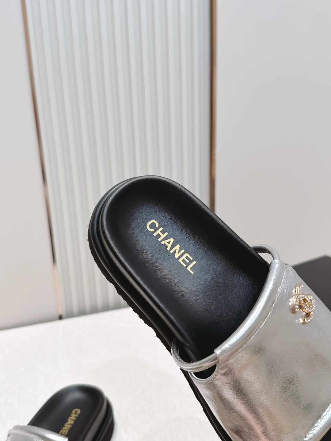 Chanel 香奈儿 26s新款 平底 一字拖 双c标志 凉拖鞋简约大方,优质皮革+双C金属Logo,品 Chanel 香奈儿 26s新款 平底 一字拖 双c标志 凉拖鞋简约大方,优质皮革+双C金属Logo,品