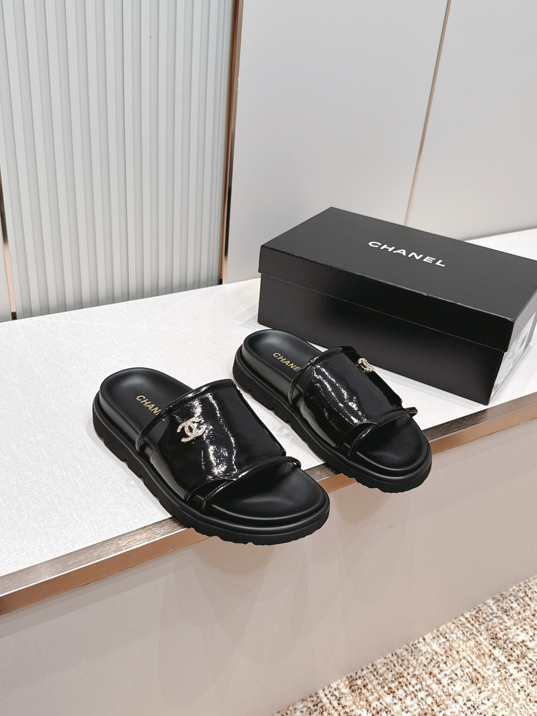 Chanel 香奈儿 26s新款 平底 一字拖 双c标志 凉拖鞋简约大方，优质皮革+双C金属Logo，品