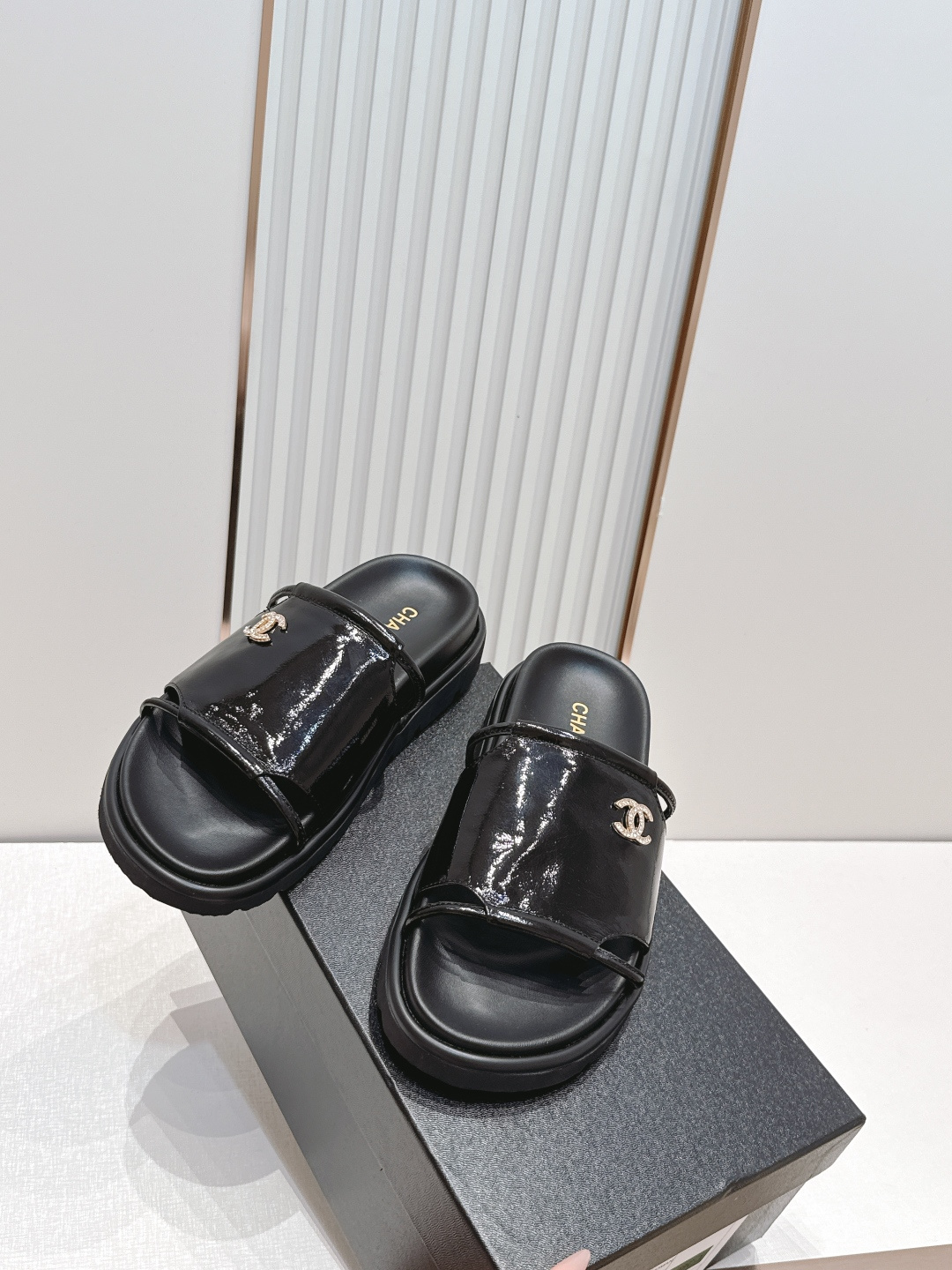 Chanel 香奈儿 26s新款 平底 一字拖 双c标志 凉拖鞋简约大方，优质皮革+双C金属Logo，品