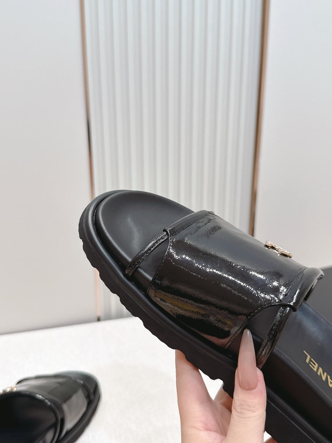 Chanel 香奈儿 26s新款 平底 一字拖 双c标志 凉拖鞋简约大方，优质皮革+双C金属Logo，品