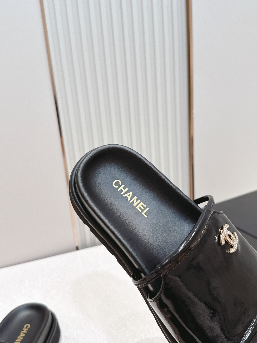 Chanel 香奈儿 26s新款 平底 一字拖 双c标志 凉拖鞋简约大方，优质皮革+双C金属Logo，品