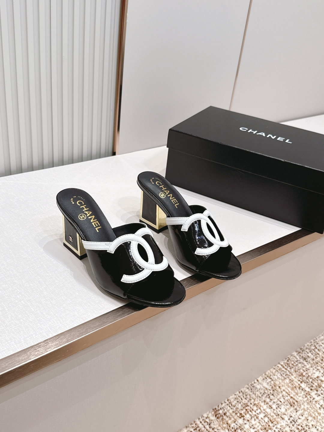 CHANEL香奈儿26s新款时装凉鞋圆头拼色凉拖简约又难以抗拒系 搭配展现与众不同的穿搭风格、自由混搭闪