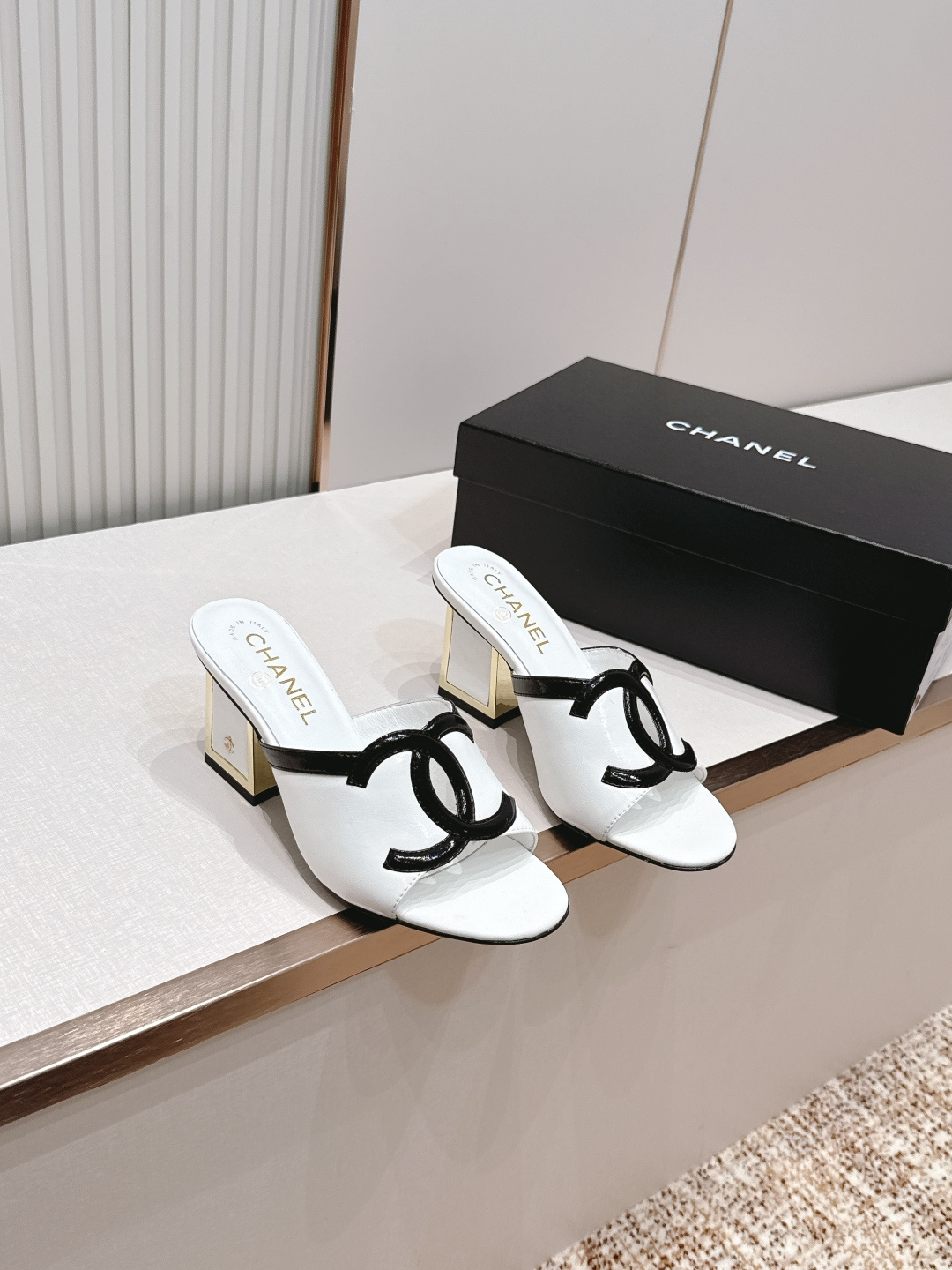 CHANEL香奈儿26s新款时装凉鞋圆头拼色凉拖简约又难以抗拒系 搭配展现与众不同的穿搭风格、自由混搭闪