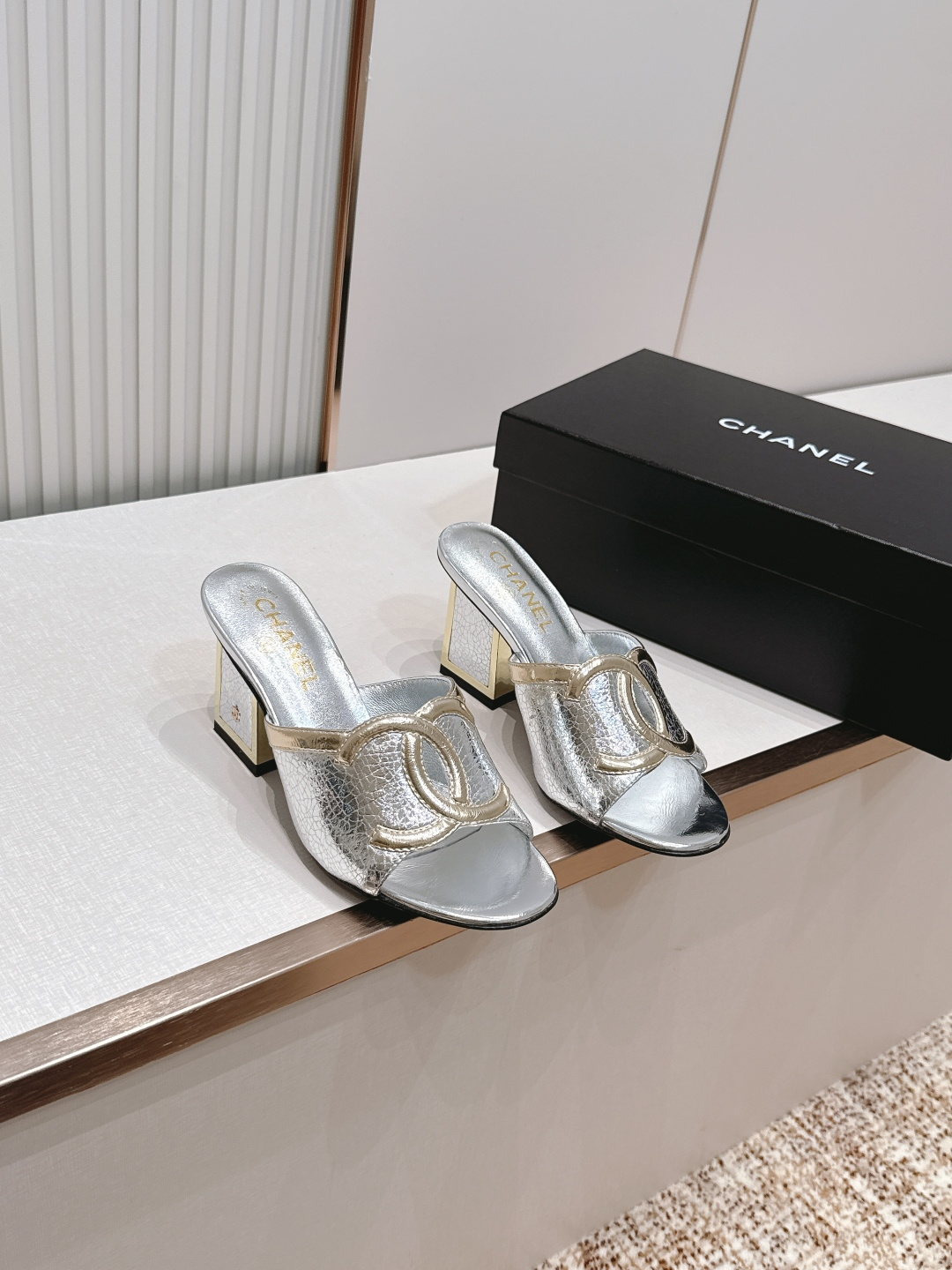 CHANEL香奈儿26s新款时装凉鞋圆头拼色凉拖简约又难以抗拒系 搭配展现与众不同的穿搭风格、自由混搭闪