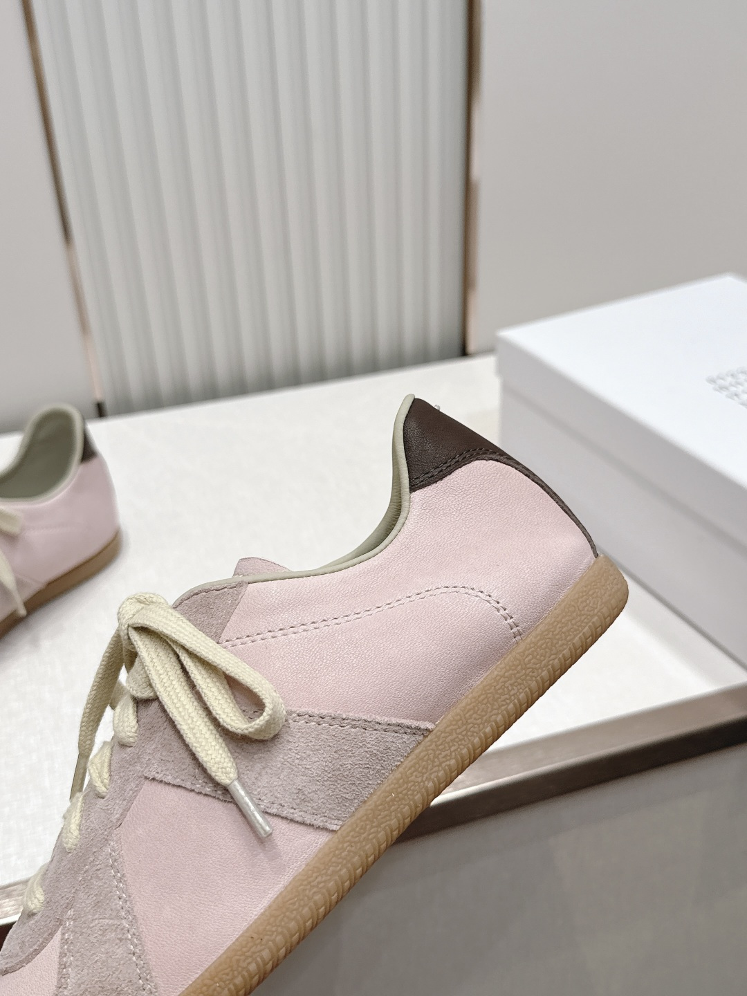 Maison Margiela 26ss夏季新款德训鞋  .玛吉拉mm6德训鞋，以品牌标志性的柔美元素为