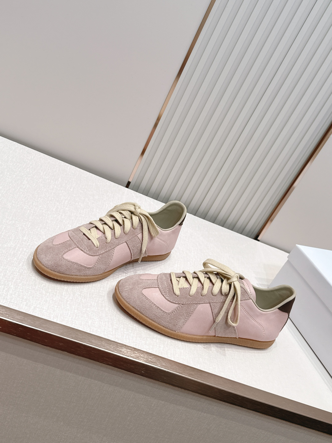 Maison Margiela 26ss夏季新款德训鞋  .玛吉拉mm6德训鞋，以品牌标志性的柔美元素为