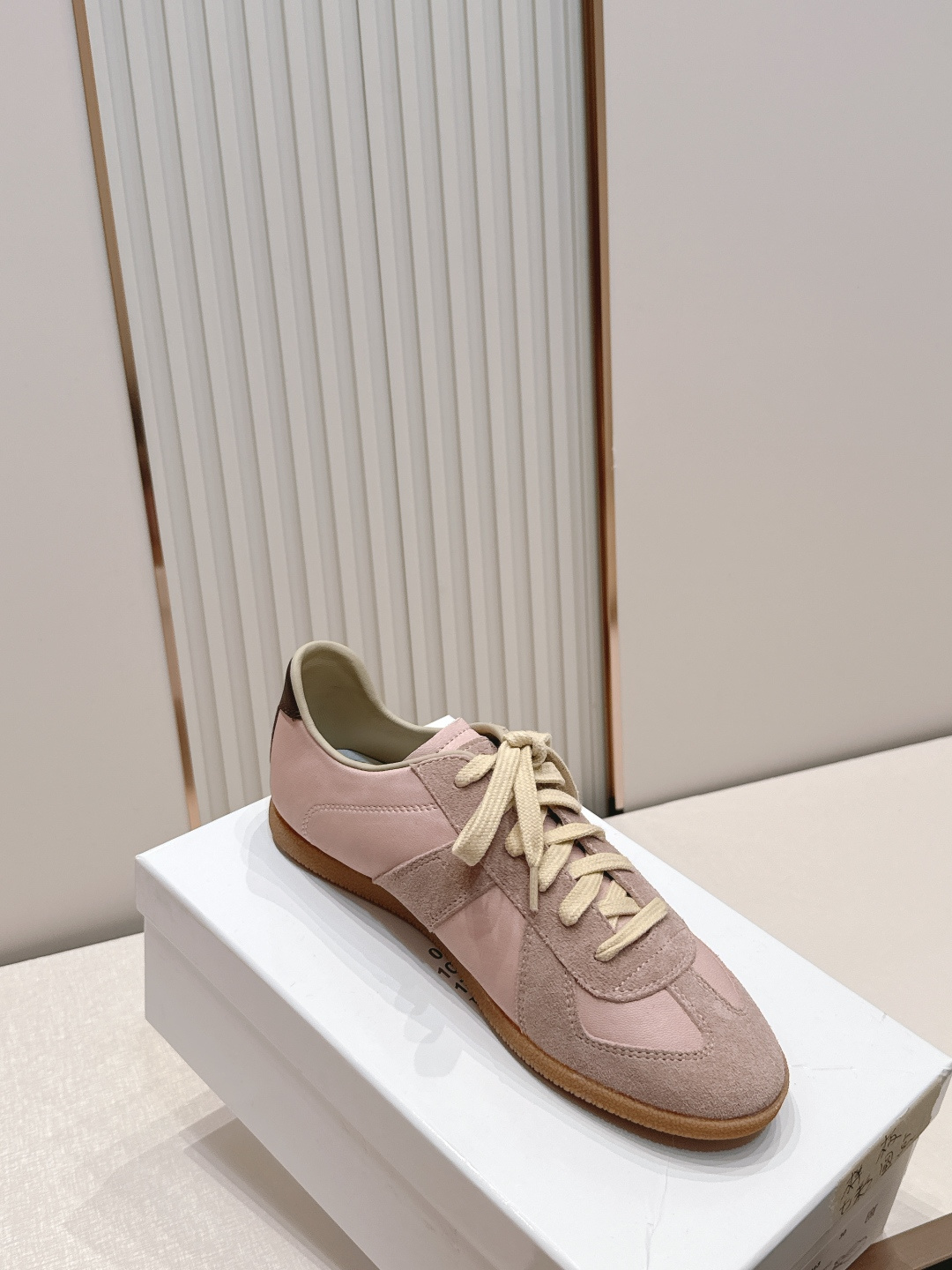 Maison Margiela 26ss夏季新款德训鞋  .玛吉拉mm6德训鞋，以品牌标志性的柔美元素为