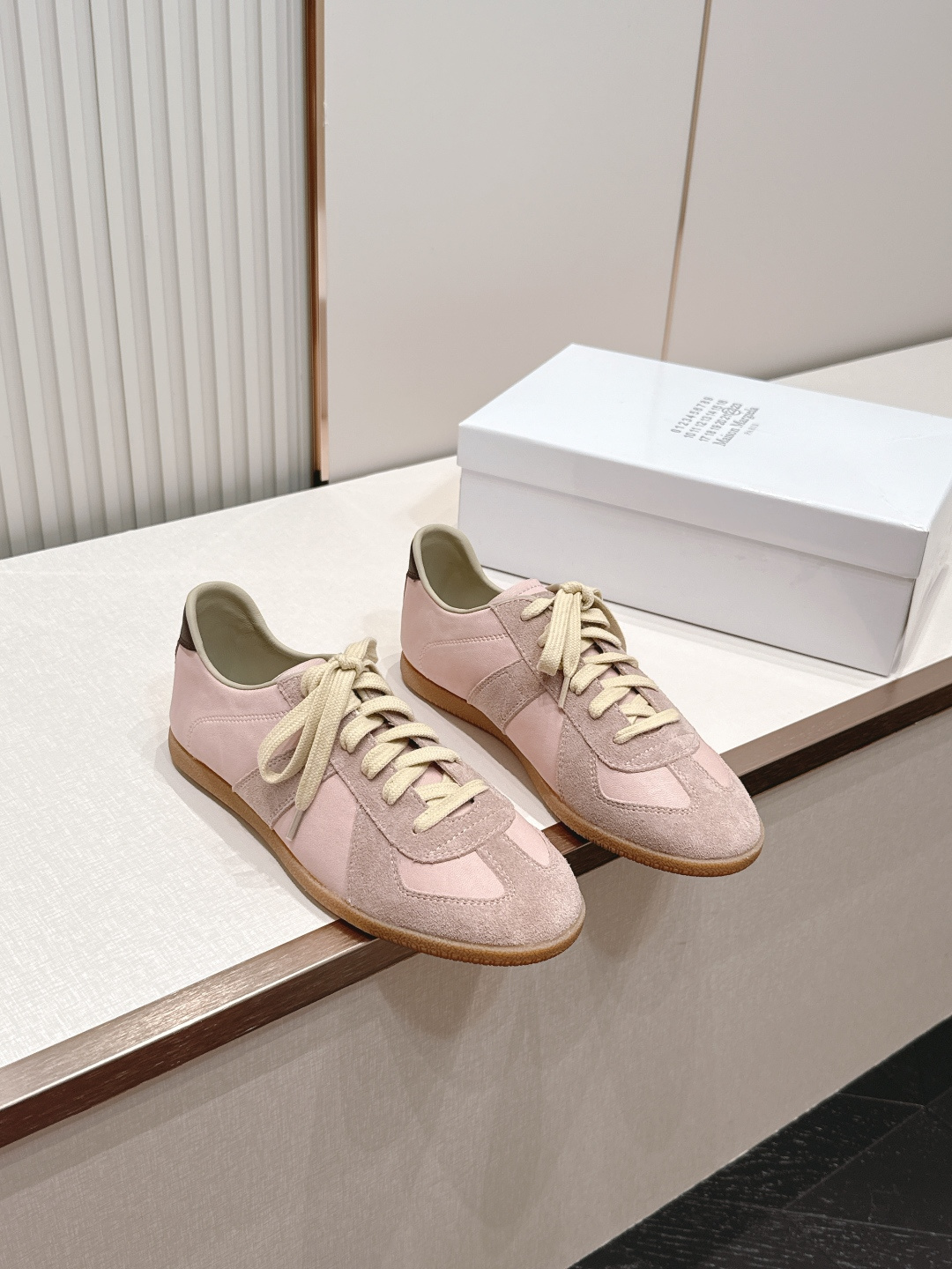 Maison Margiela 26ss夏季新款德训鞋  .玛吉拉mm6德训鞋，以品牌标志性的柔美元素为