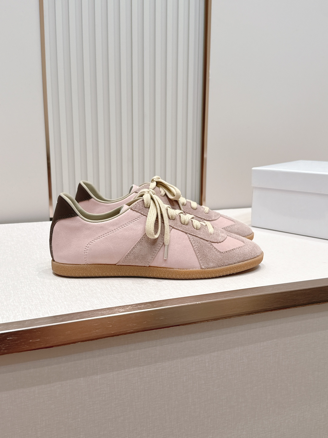 Maison Margiela 26ss夏季新款德训鞋  .玛吉拉mm6德训鞋，以品牌标志性的柔美元素为