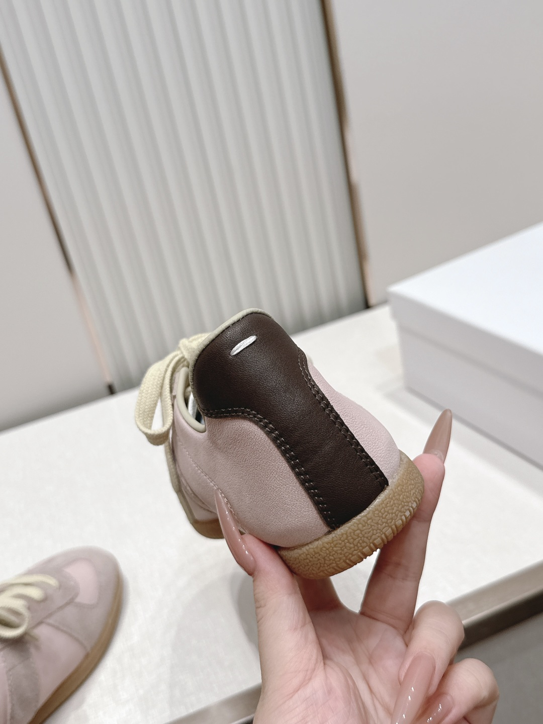 Maison Margiela 26ss夏季新款德训鞋  .玛吉拉mm6德训鞋，以品牌标志性的柔美元素为
