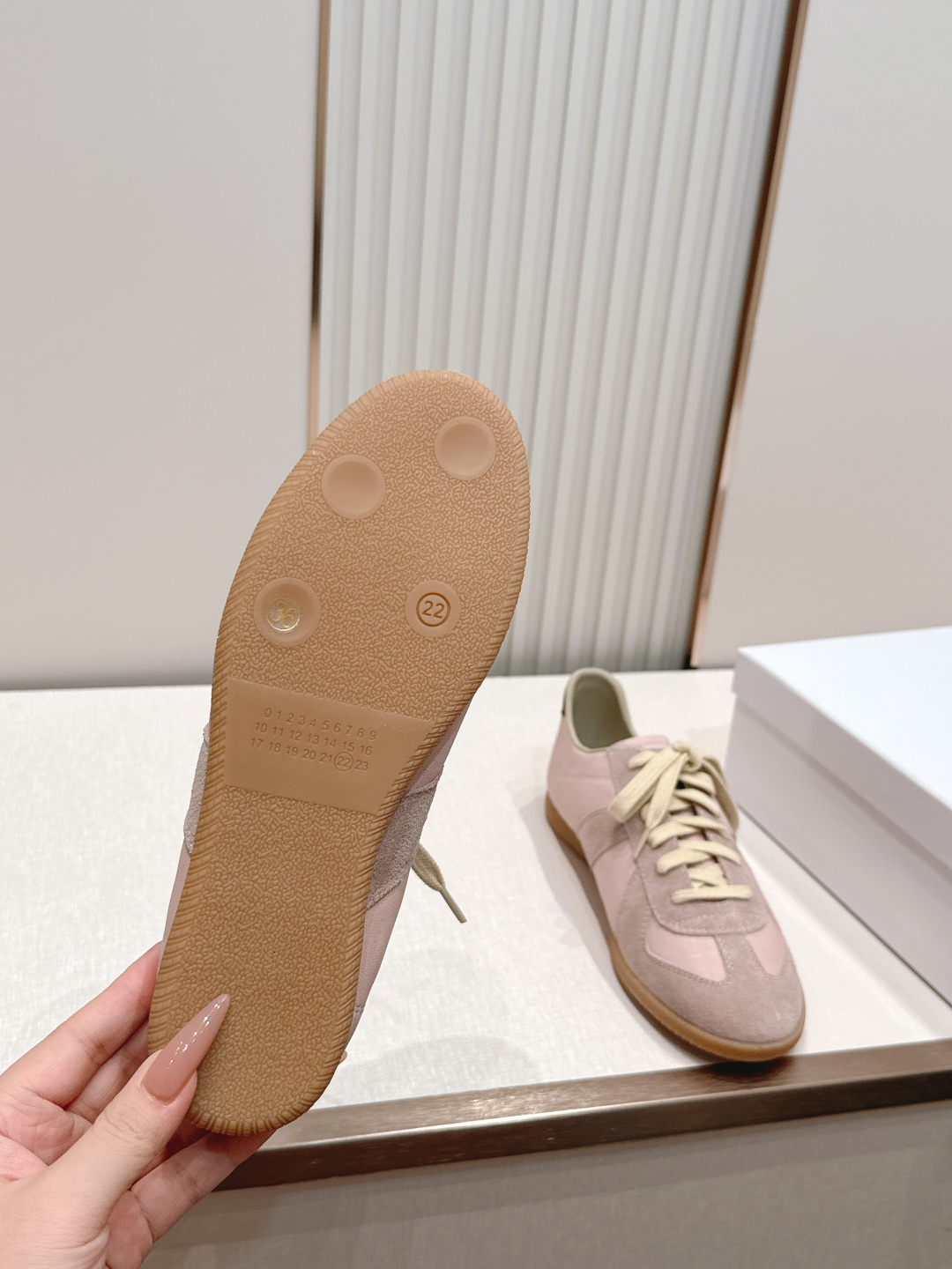Maison Margiela 26ss夏季新款德训鞋  .玛吉拉mm6德训鞋，以品牌标志性的柔美元素为