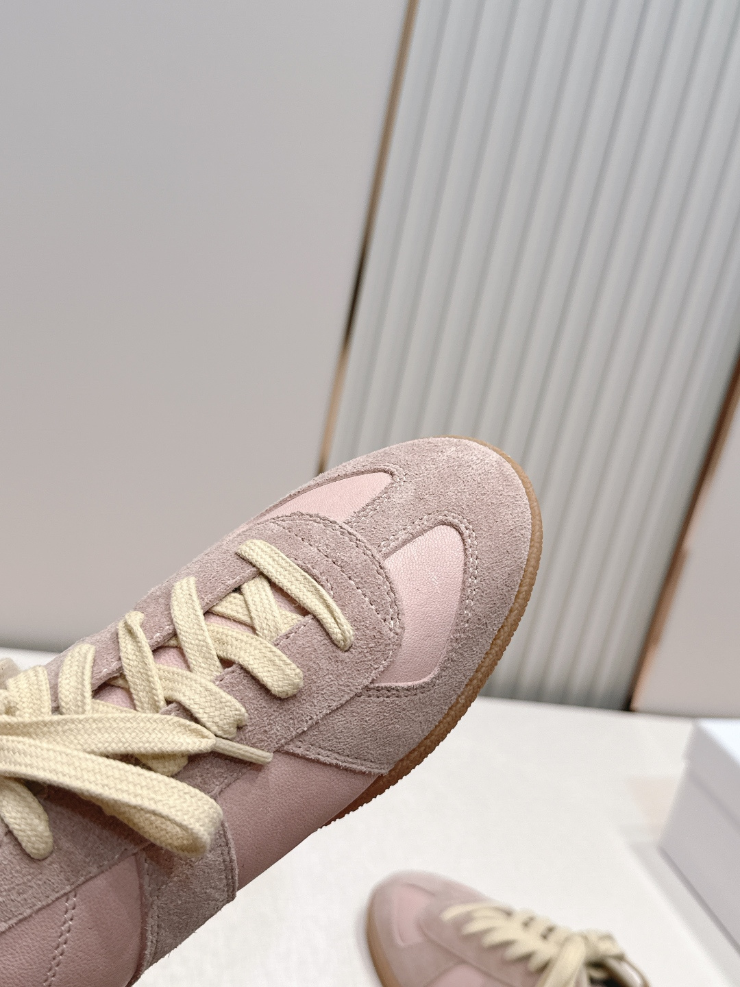 Maison Margiela 26ss夏季新款德训鞋  .玛吉拉mm6德训鞋，以品牌标志性的柔美元素为