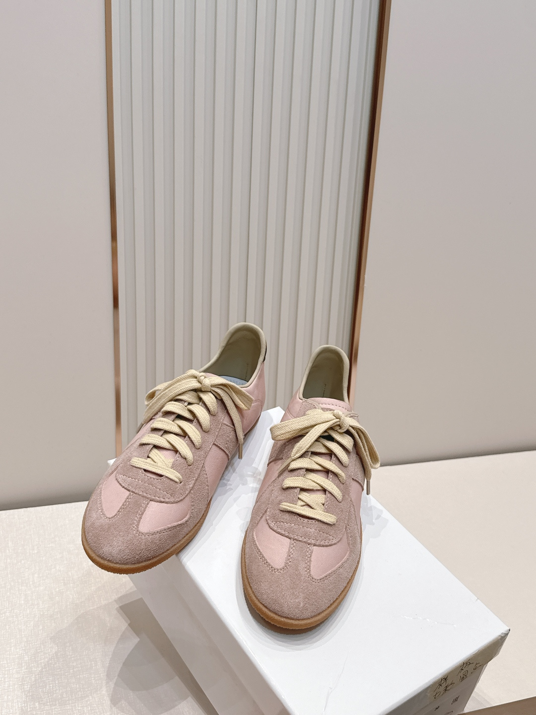 Maison Margiela 26ss夏季新款德训鞋  .玛吉拉mm6德训鞋，以品牌标志性的柔美元素为