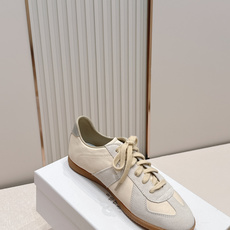 Maison Margiela 26ss夏季新款德训鞋 .玛吉拉mm6德训鞋,以品牌标志性的柔美元素为 Maison Margiela 26ss夏季新款德训鞋 .玛吉拉mm6德训鞋,以品牌标志性的柔美元素为