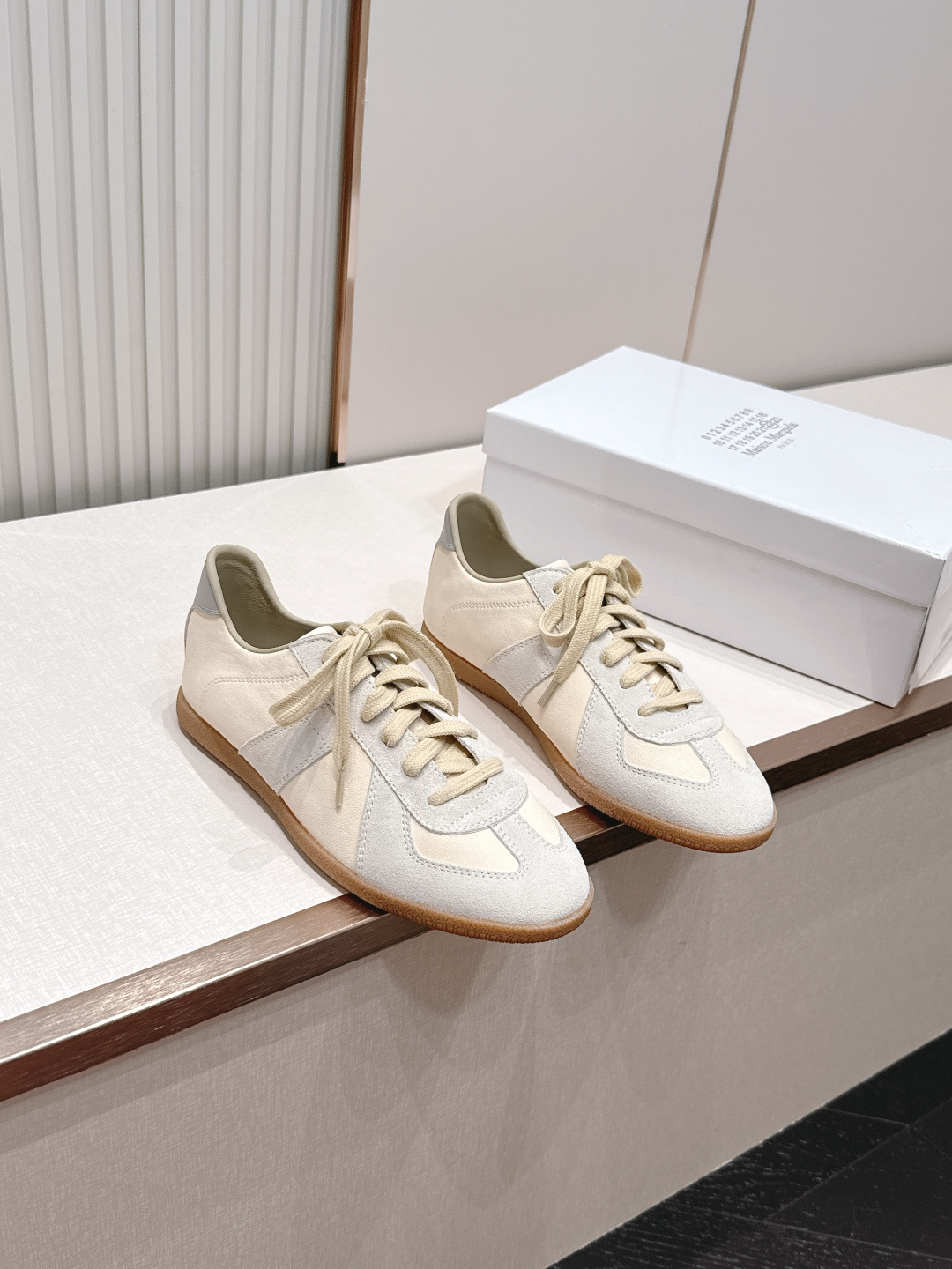Maison Margiela 26ss夏季新款德训鞋  .玛吉拉mm6德训鞋，以品牌标志性的柔美元素为