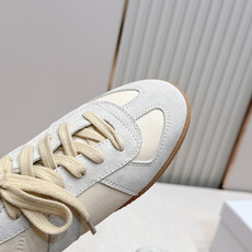 Maison Margiela 26ss夏季新款德训鞋 .玛吉拉mm6德训鞋,以品牌标志性的柔美元素为 Maison Margiela 26ss夏季新款德训鞋 .玛吉拉mm6德训鞋,以品牌标志性的柔美元素为