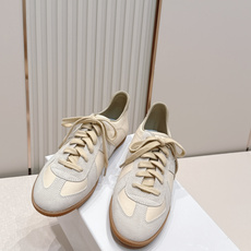 Maison Margiela 26ss夏季新款德训鞋 .玛吉拉mm6德训鞋,以品牌标志性的柔美元素为 Maison Margiela 26ss夏季新款德训鞋 .玛吉拉mm6德训鞋,以品牌标志性的柔美元素为