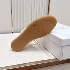 Maison Margiela 26ss夏季新款德训鞋 .玛吉拉mm6德训鞋,以品牌标志性的柔美元素为 Maison Margiela 26ss夏季新款德训鞋 .玛吉拉mm6德训鞋,以品牌标志性的柔美元素为