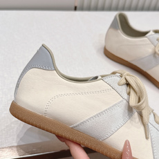 Maison Margiela 26ss夏季新款德训鞋 .玛吉拉mm6德训鞋,以品牌标志性的柔美元素为 Maison Margiela 26ss夏季新款德训鞋 .玛吉拉mm6德训鞋,以品牌标志性的柔美元素为