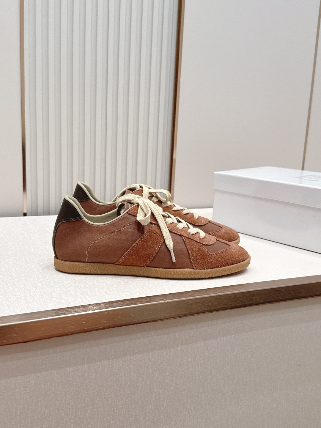 Maison Margiela 26ss夏季新款德训鞋  .玛吉拉mm6德训鞋，以品牌标志性的柔美元素为