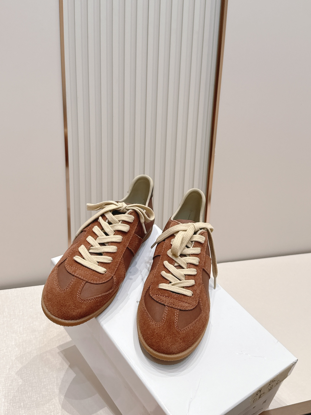 Maison Margiela 26ss夏季新款德训鞋  .玛吉拉mm6德训鞋，以品牌标志性的柔美元素为
