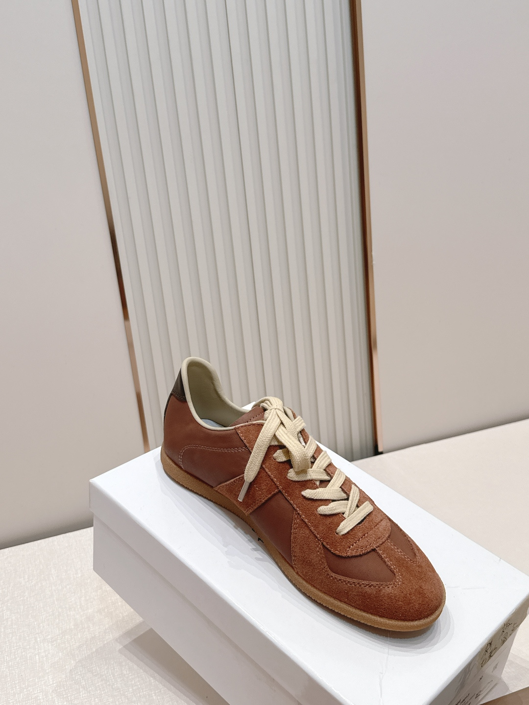 Maison Margiela 26ss夏季新款德训鞋  .玛吉拉mm6德训鞋，以品牌标志性的柔美元素为