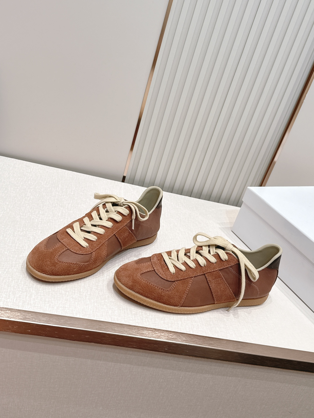 Maison Margiela 26ss夏季新款德训鞋  .玛吉拉mm6德训鞋，以品牌标志性的柔美元素为