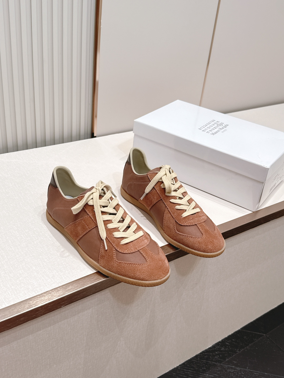 Maison Margiela 26ss夏季新款德训鞋  .玛吉拉mm6德训鞋，以品牌标志性的柔美元素为