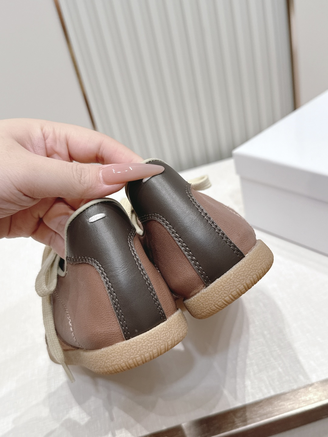 Maison Margiela 26ss夏季新款德训鞋  .玛吉拉mm6德训鞋，以品牌标志性的柔美元素为