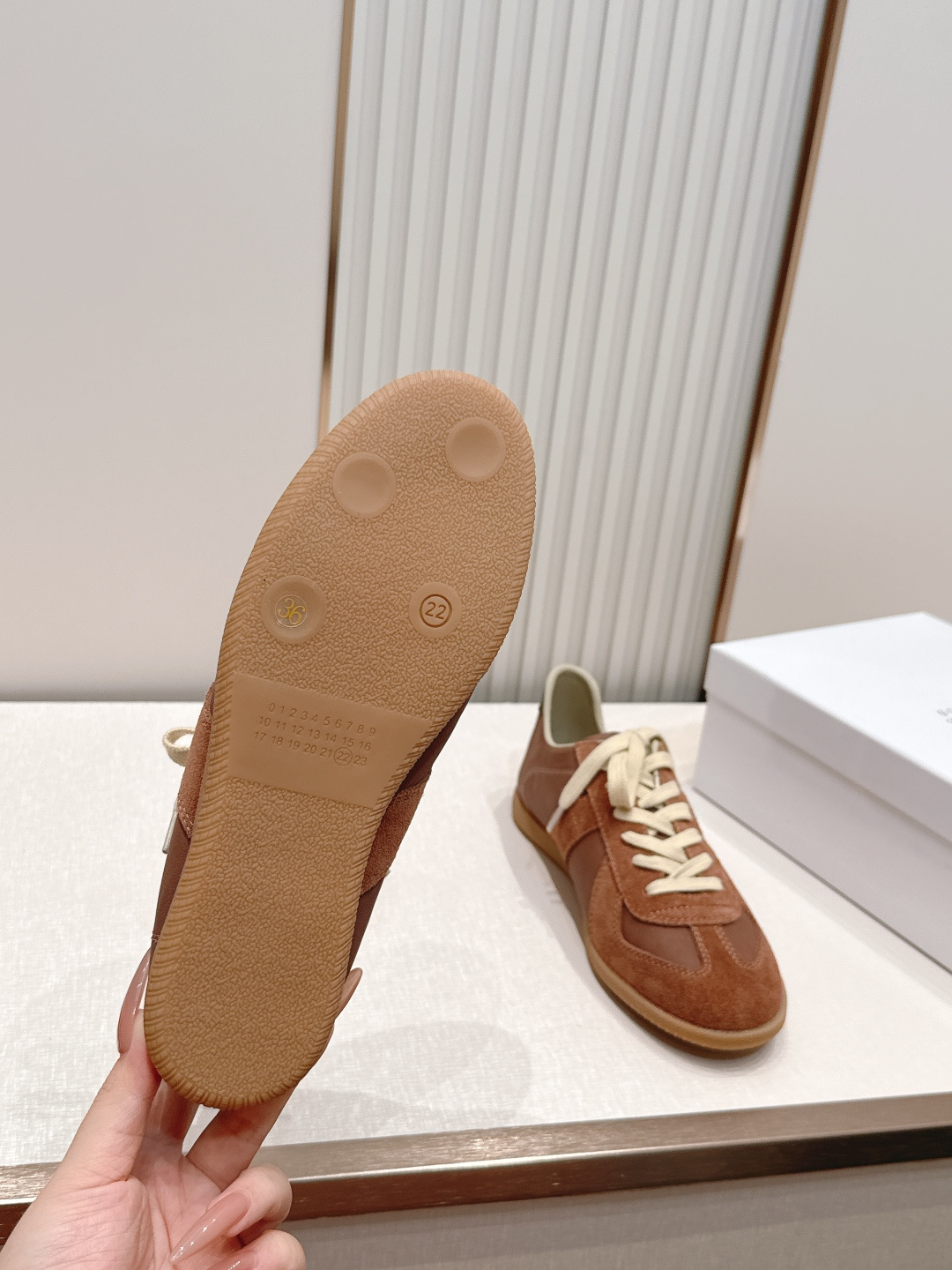 Maison Margiela 26ss夏季新款德训鞋  .玛吉拉mm6德训鞋，以品牌标志性的柔美元素为