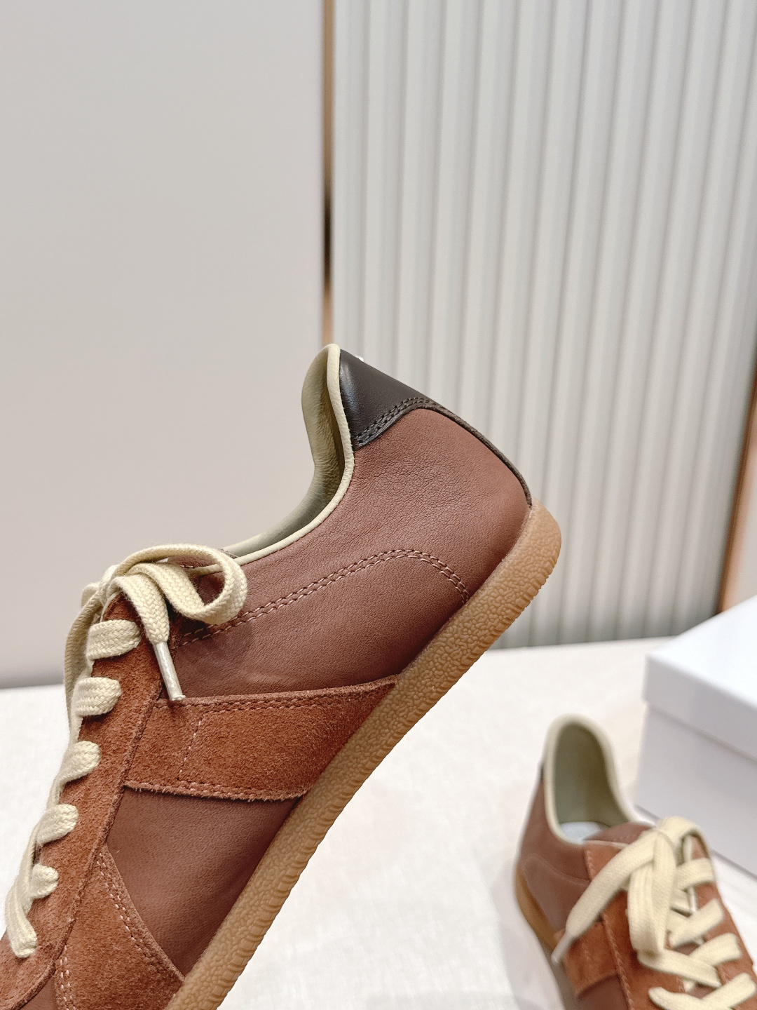 Maison Margiela 26ss夏季新款德训鞋  .玛吉拉mm6德训鞋，以品牌标志性的柔美元素为