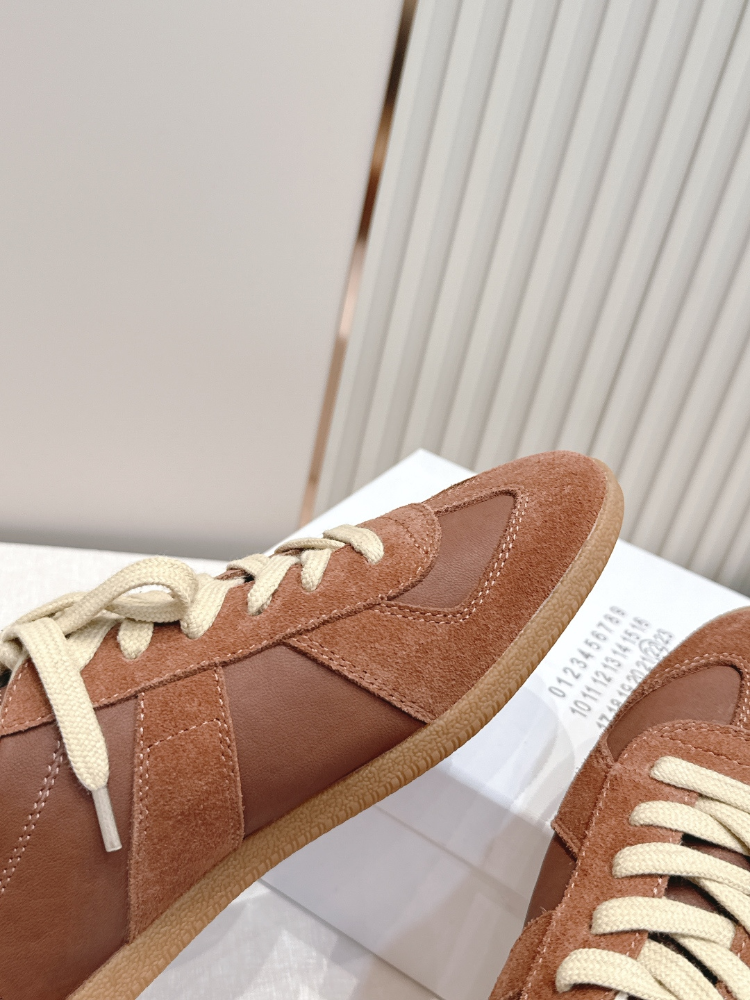 Maison Margiela 26ss夏季新款德训鞋  .玛吉拉mm6德训鞋，以品牌标志性的柔美元素为