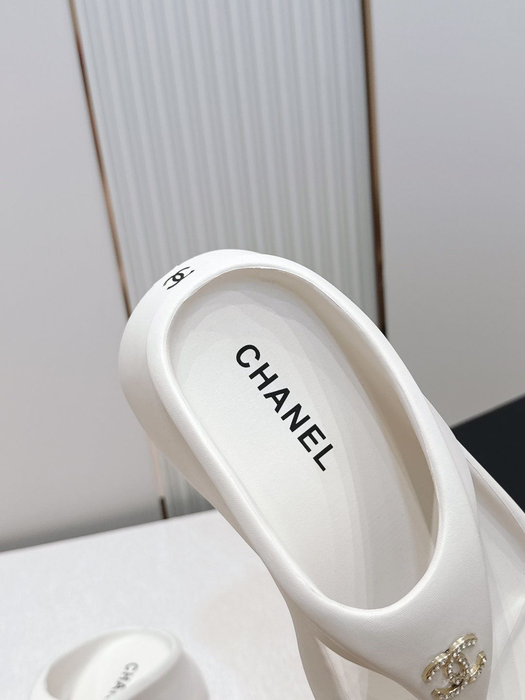 Chanel 香奈儿新款厚底夹脚人字拖鞋chanel时髦精必入!休闲与时尚双拿捏谁懂啊,香奈儿这款拖鞋, Chanel 香奈儿新款厚底夹脚人字拖鞋chanel时髦精必入!休闲与时尚双拿捏谁懂啊,香奈儿这款拖鞋,