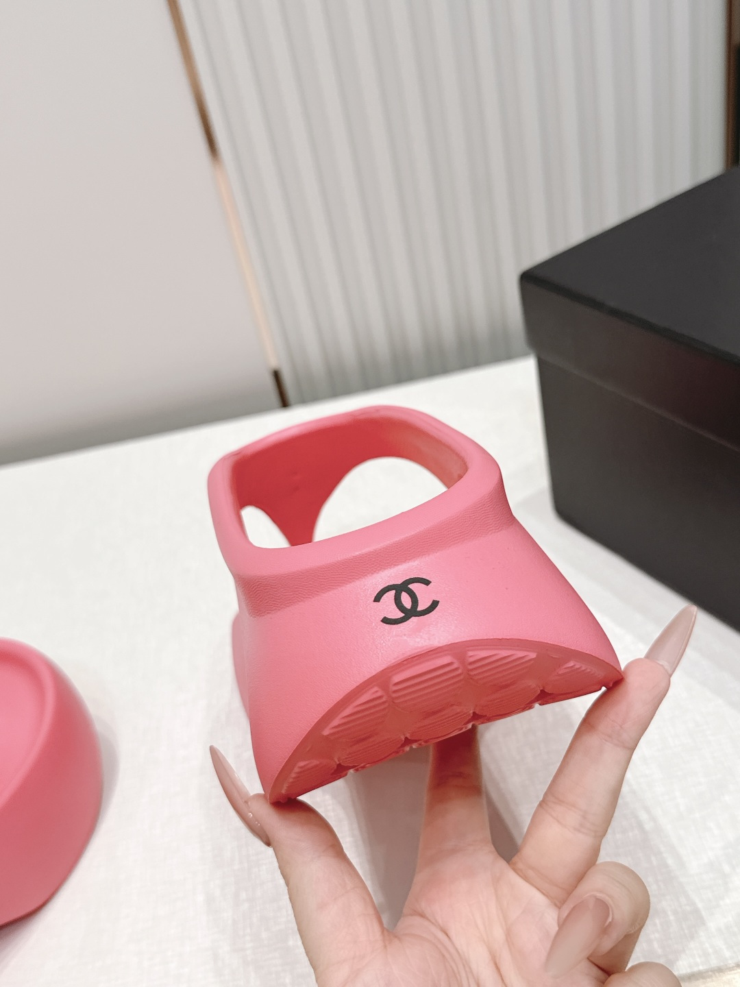 Chanel 香奈儿新款厚底夹脚人字拖鞋chanel时髦精必入!休闲与时尚双拿捏谁懂啊,香奈儿这款拖鞋, Chanel 香奈儿新款厚底夹脚人字拖鞋chanel时髦精必入!休闲与时尚双拿捏谁懂啊,香奈儿这款拖鞋,