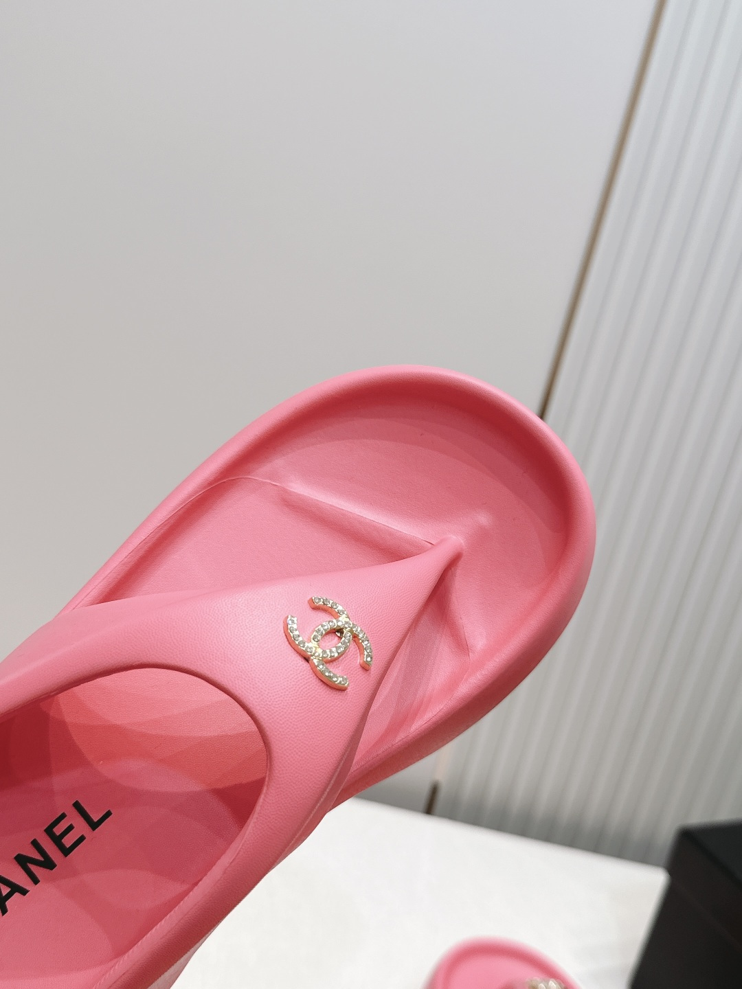 Chanel 香奈儿新款厚底夹脚人字拖鞋chanel时髦精必入!休闲与时尚双拿捏谁懂啊,香奈儿这款拖鞋, Chanel 香奈儿新款厚底夹脚人字拖鞋chanel时髦精必入!休闲与时尚双拿捏谁懂啊,香奈儿这款拖鞋,