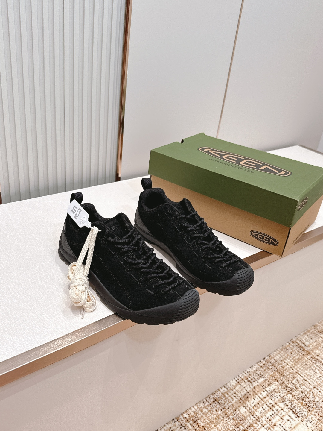 情侣款 KEEN JasPer户外徒步鞋系列低帮设计，麂皮鞋面+编织鞋带，户外感满满！防滑耐磨橡胶鞋底，