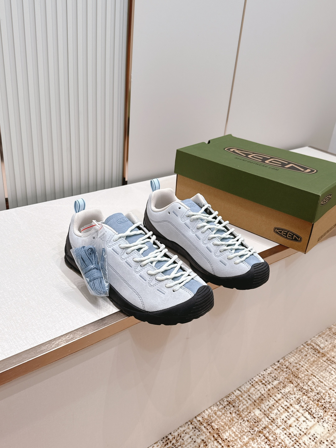 情侣款 KEEN JasPer户外徒步鞋系列低帮设计，麂皮鞋面+编织鞋带，户外感满满！防滑耐磨橡胶鞋底，